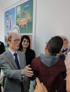السفير اليابانى فى حوار مع أحد أبناء الجمعية