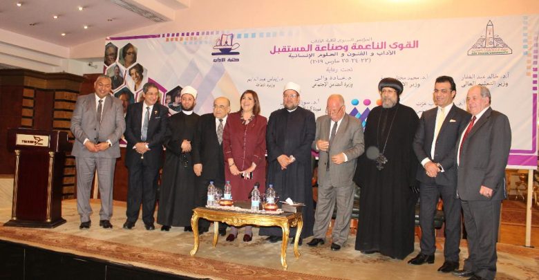 العلماء والمفكرون.. خلال الجلسة الدينية