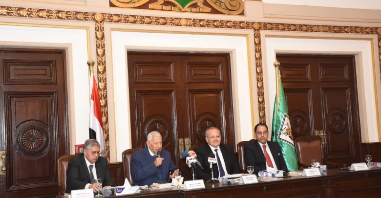 الكاتب الكبير مكرم يتحدث وبجواره د. الخشت وقادة الفكر والصحافة
