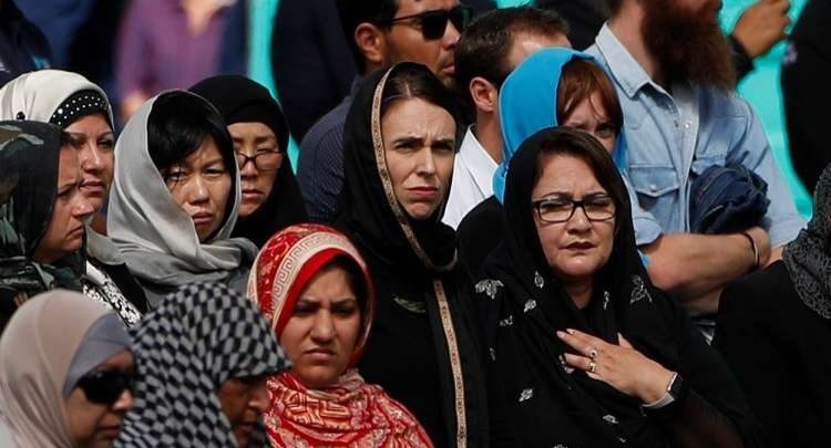 رئيسة وزراء نيوزيلاندا تشارك المسلمين أحزانهم من جراء الحادث