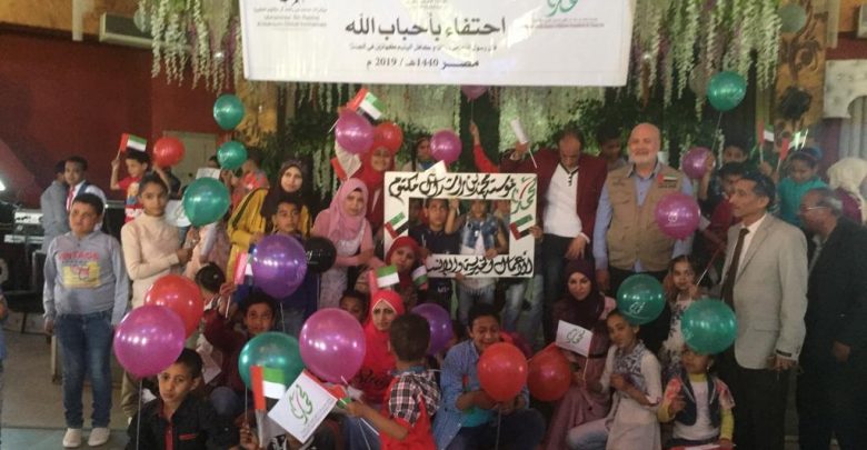 وفد وممثلو مؤسسة بن راشد وسط اطفال البدارى بأسيوط