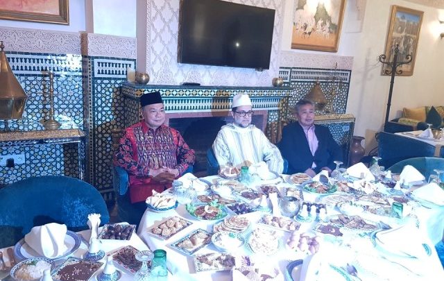 شيخ الزاوية والسفير الأندونيسى خلال مائدة الإفطار