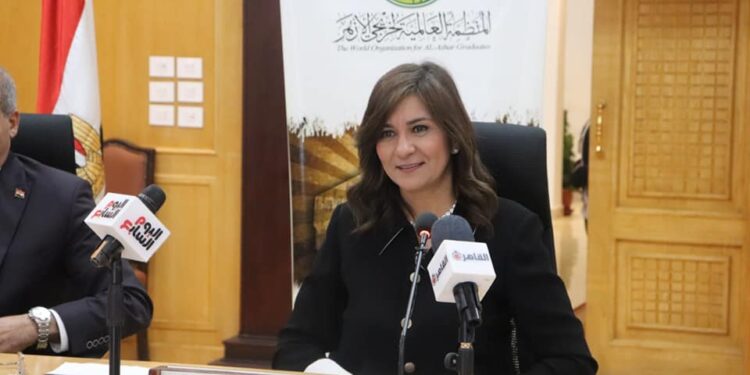 السفيرة نبيلة مكرم: الإمام الأكبر والد لكل المصريين