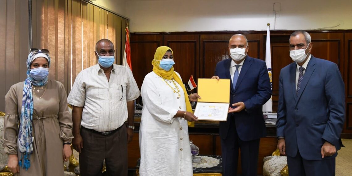 محافظ قنا يكرم صاحبة أول مخبز نسائي في الصعيد