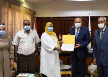 محافظ قنا يكرم صاحبة أول مخبز نسائي في الصعيد