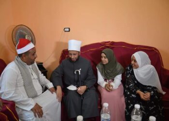 تمنت لقاءه .. أسامة الأزهري يفاجئ علياء ياسر الثانية على الثانوية الأزهرية مكفوفين بزيارتها في قريتها بالبحيرة.. صور