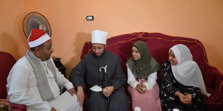 تمنت لقاءه .. أسامة الأزهري يفاجئ علياء ياسر الثانية على الثانوية الأزهرية مكفوفين بزيارتها في قريتها بالبحيرة.. صور