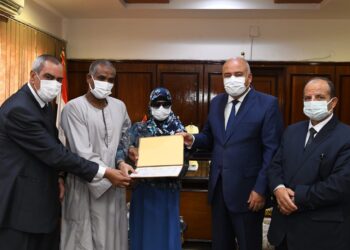 محافظ قنا يكرم طفلة كفيفة لحفظها القران الكريم كاملا