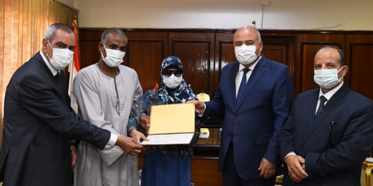 محافظ قنا يكرم طفلة كفيفة لحفظها القران الكريم كاملا