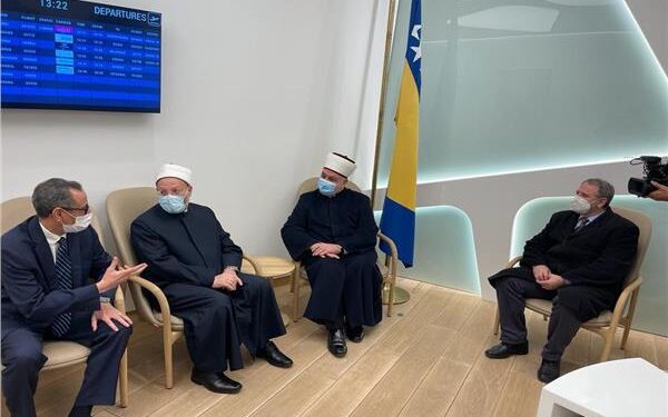 وصول مفتي الجمهورية إلى مطار سراييفو الدولي في مستهل زيارته للبوسنة والهرسك