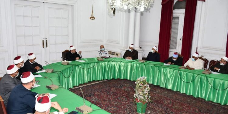 وزير الأوقاف يجتمع بمديري المديريات  لمناقشة دورات التحول الرقمي للإداريين 