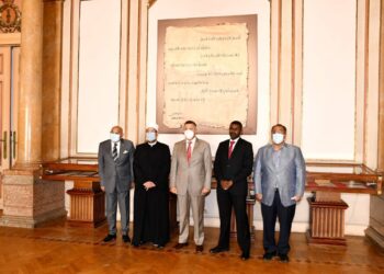 رئيس جامعة عين شمس يهدي درع الجامعة لوزيري الأوقاف المصري والسوداني بمناسبة افتتاح مسجد الجامعة
