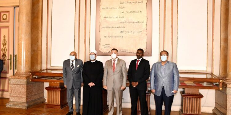 رئيس جامعة عين شمس يهدي درع الجامعة لوزيري الأوقاف المصري والسوداني بمناسبة افتتاح مسجد الجامعة