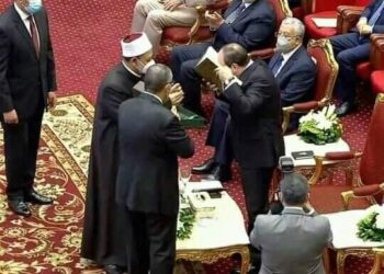 الإمام الأكبر يهدي الرئيس السيسي نسخة فريدة من مصحف الأزهر الشريف