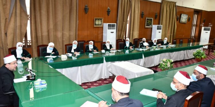 وزير الأوقاف يلتقي أعضاء القافلة الدعوية الثانية المتوجهة إلى دولة السودان