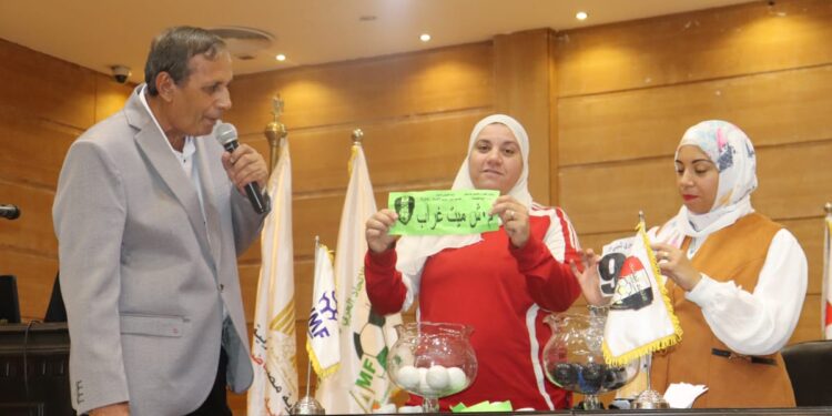 رئيس إتحاد الميني فوتبول ورئيس لجنه الشباب والرياضة بالبرلمان يدشنان قرعه الدوري الممتاز رجال وسيدات للميني فوتبول