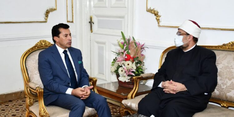 وزيرا الأوقاف والشباب والرياضة يبحثان سبل تكثيف التواصل مع الشباب