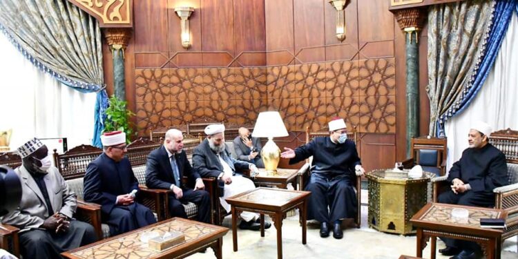 وزير الأوقاف على رأس وفد من وزراء الشئون الإسلامية والمفتين وكبار العلماء المشاركين في مؤتمر “عقد المواطنة” في زيارة للإمام الأكبر