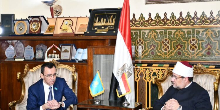 وزير الأوقاف يستقبل رئيس مجلس الشيوخ الكازاخي على رأس وفد رفيع المستوى