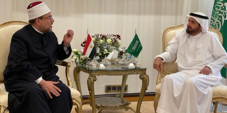 وزير الأوقاف يلتقي وزير الحج السعودي بمقر وزارة الحج بجدة