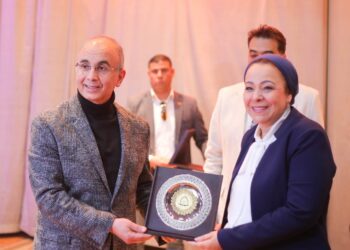 حصول نهاد أبو القمصان على جائزة تقدير ” بطل التغيير”