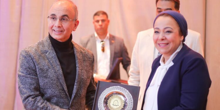 حصول نهاد أبو القمصان على جائزة تقدير ” بطل التغيير”