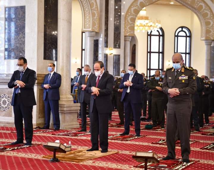 الرئيس عبـد الفتـاح السيسـى يـؤدى صـلاة الجمعـة بمسجد المشير طنطـاوى