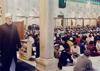 وكيل الأزهر يشارك الطلاب الوافدين إفطارهم في الجامع الأزهر