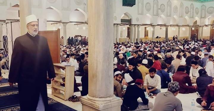 وكيل الأزهر يشارك الطلاب الوافدين إفطارهم في الجامع الأزهر