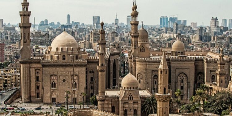 بالزغاريد والإنشاد والتهليل والتكبير استقبل المصلون قرار عودة المساجد لطبيعتها  