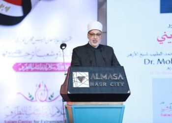  المتأمِّلُ بإنصافٍ يرى أنَّ التَّطرُّفَ يبوءُ بإثمِه وعارِه من يحملُه في رأسِه فكرًا، ومَن يقومُ به ممارسةً، ومن يعينُ عليه تمويلًا ورعايةً