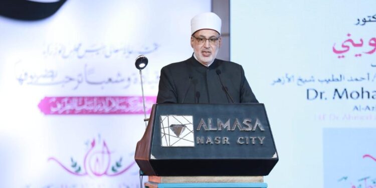 المتأمِّلُ بإنصافٍ يرى أنَّ التَّطرُّفَ يبوءُ بإثمِه وعارِه من يحملُه في رأسِه فكرًا، ومَن يقومُ به ممارسةً، ومن يعينُ عليه تمويلًا ورعايةً