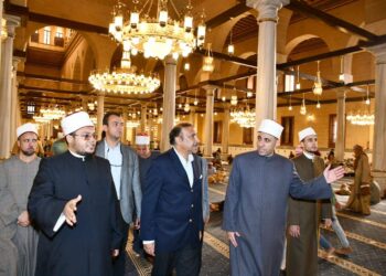 مدير مركز الأمم المتحدة لمكافحة الإرهاب يزور مسجد الإمام الحسين بالقاهرة