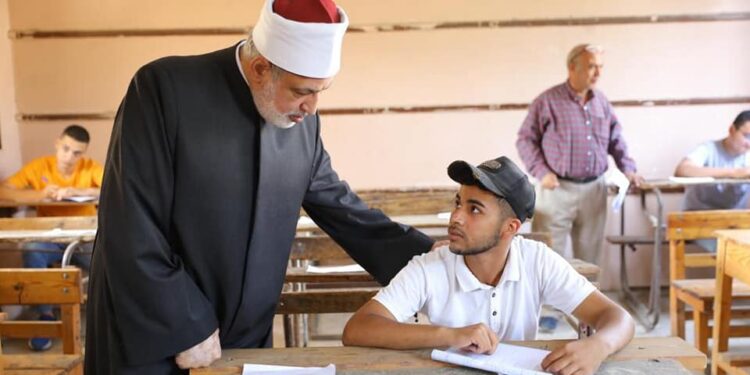 وكيل الأزهر  يتفقد لجان  الثانوية الأزهرية محافظة القاهرة ويوجه الشكر لعمال النظافة بلجنة فتيات شبرا الخيمة