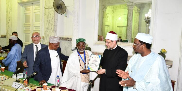 تكريم أئمة وواعظات دولة بوركينا فاسو بالمجلس الأعلى للشئون الإسلامية