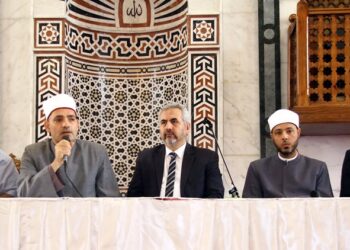 الحفاظ على الصلاة يكفر الذنوب جميعها.. إلا الكبائر