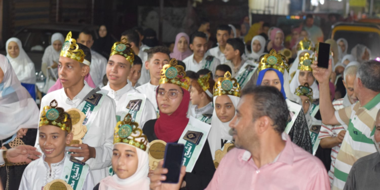 أهالى(ميت الخولي مؤمن) يطوفون الشوارع ابتهاجا وفرحا بحفظة القرآن