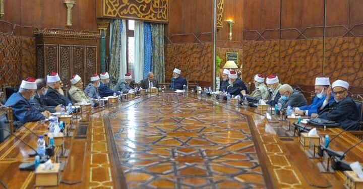 هيئة كبار العلماء تكرم رئيس جامعة الأزهر لجهوده المتميزة في تطوير الجامعة والارتقاء بها