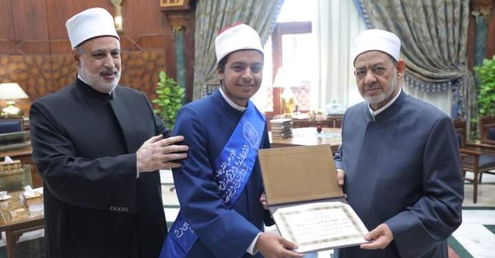 الإمام الأكبر يكرم أوائل الثانوية الأزهرية ويحرص على التقاط الصور التذكارية معهم