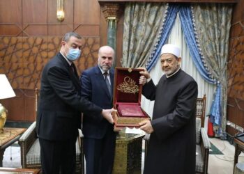 شيخ الأزهر يتسلم أول نسخة من مصحف المسجد الأقصى هدية من دولة فلسطين