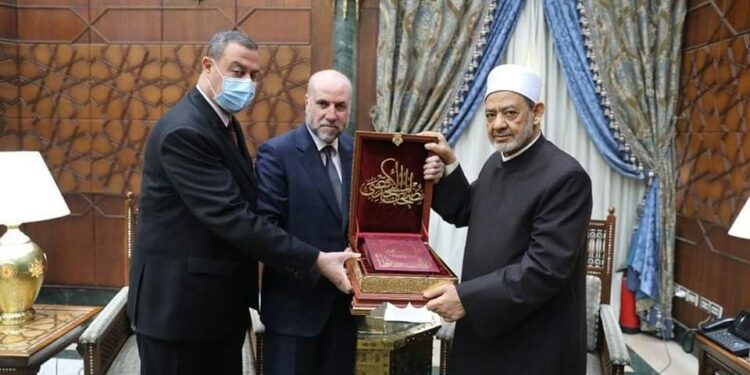 شيخ الأزهر يتسلم أول نسخة من مصحف المسجد الأقصى هدية من دولة فلسطين