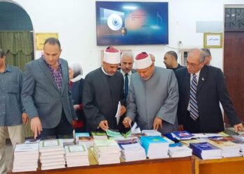 أمين عام المجلس الأعلى للشئون الإسلامية ونائب رئيس الجامعة للوجه البحري يفتتحان معرض الكتاب بمكتبة الأزهر المركزية