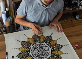 خطاط مصري يبدع في تصميم العملات التذكارية لمونديال قطر ٢٠٢٢