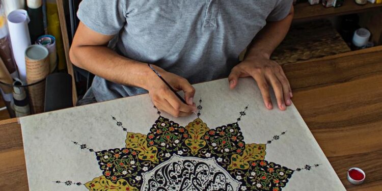 خطاط مصري يبدع في تصميم العملات التذكارية لمونديال قطر ٢٠٢٢