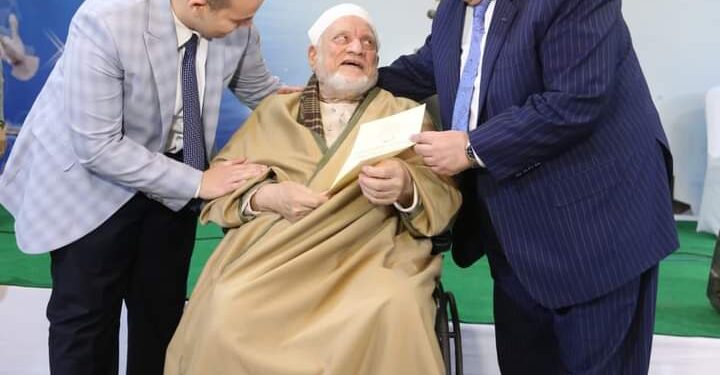 نقيب السادة الأشراف يمنح الدكتور أحمد عمر هاشم لقب “شيخ الشَرَفَ” للأشراف