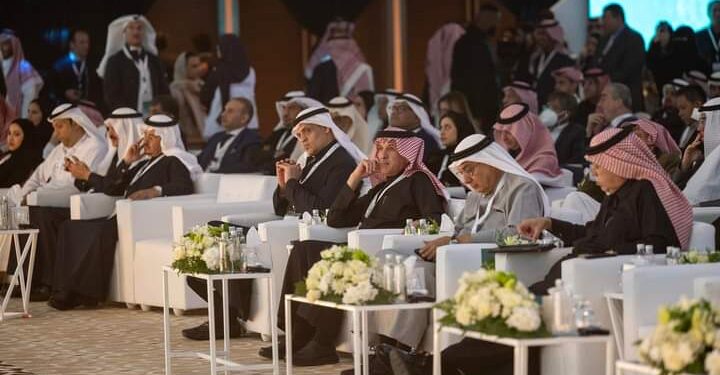 الأمير عبد العزيز بن سلمان.. نتعامل بشفافية مع وسائل الإعلام ونؤمن بدورها في تقويم المسار