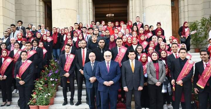 وزير الشباب والرياضة يستعرض محاور الإستراتيجية الوطنية للشباب والنشء مع طلبة اقتصاد وعلوم سياسية