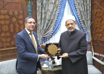 شيخ الأزهر وسفير الهند يناقشان تعزيز العلاقات العلمية والثقافية وتبادل الزيارات