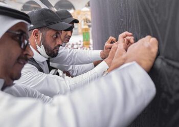 صيانه كسوة الكعبة المشرفة و30 مصلى للسيدات