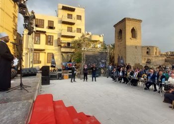 محافظ القاهرة يفتتح أعمال تطوير شارع الأشراف بحى الخليفة والذى يطلق عليه بقيع مصر